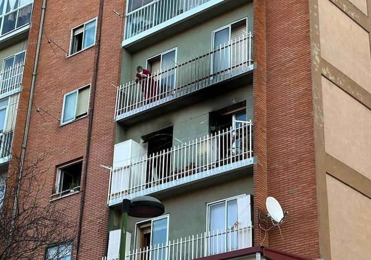 La vecina del cuarto piso observa el tercero del número cuatro de la calle Calleja y Zurita incendiado este viernes por la mañana