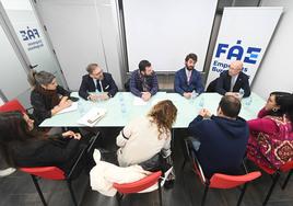 El vicepresidente de la Junta de Castilla y León, Juan García-Gallardo, en su reunión con miembros de la Federación de Empresarios (FAE) de Miranda de Ebro.