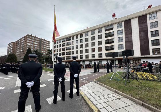 Imágenes del izado de bandera de este sábado en Burgos con motivo del 200 aniversario de la Policía Nacional