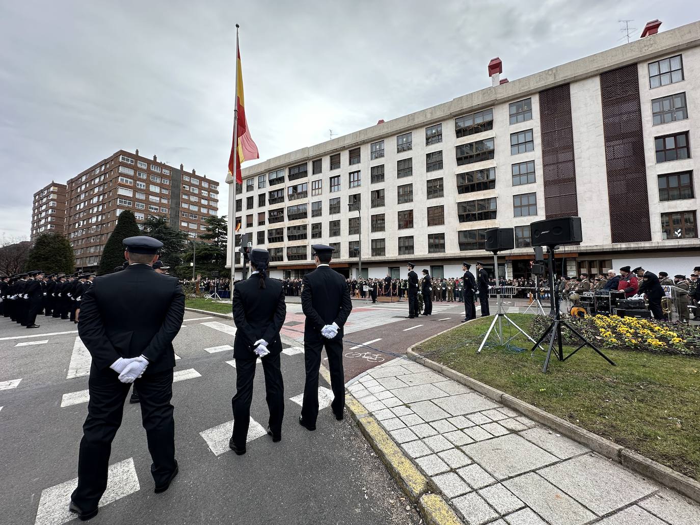 El izado de bandera en Burgos por el bicentenario de la Policía Nacional, en imágenes