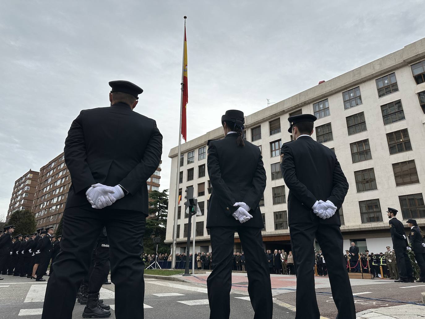 El izado de bandera en Burgos por el bicentenario de la Policía Nacional, en imágenes