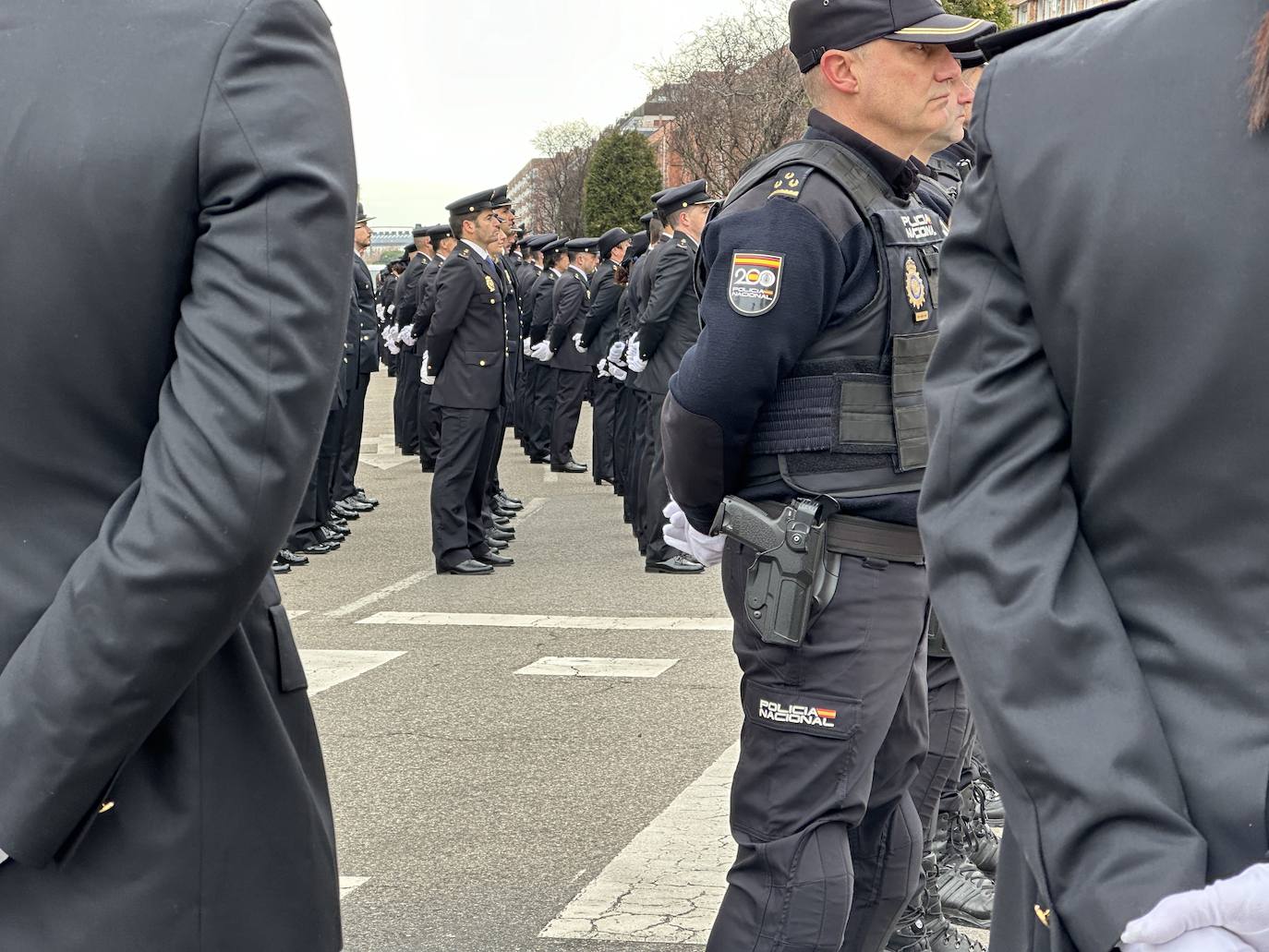 El izado de bandera en Burgos por el bicentenario de la Policía Nacional, en imágenes