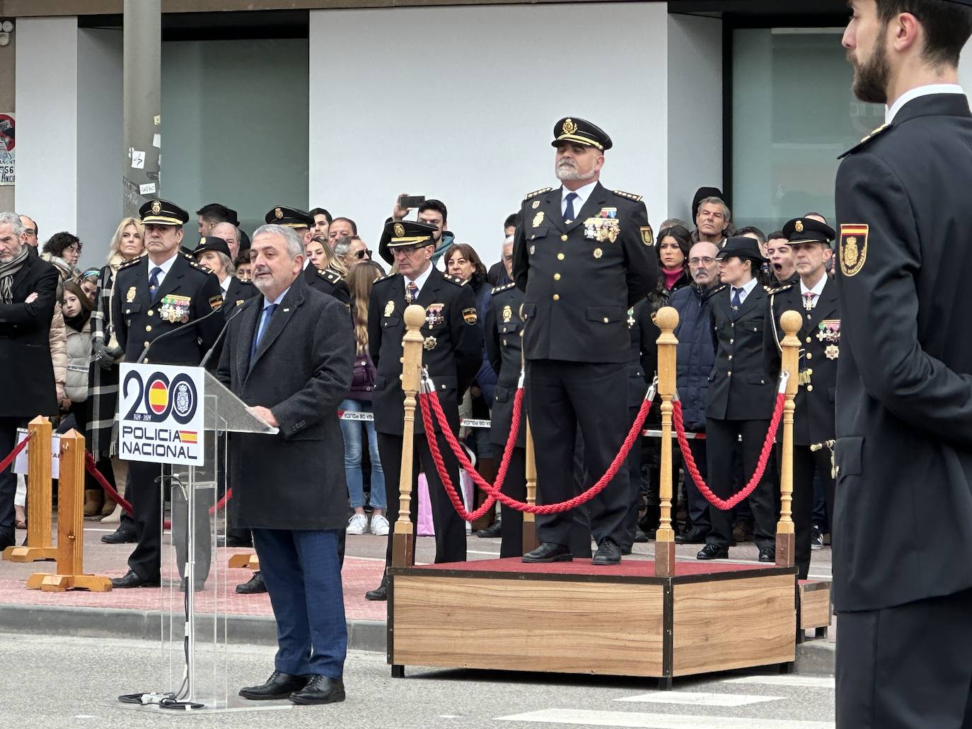 El izado de bandera en Burgos por el bicentenario de la Policía Nacional, en imágenes