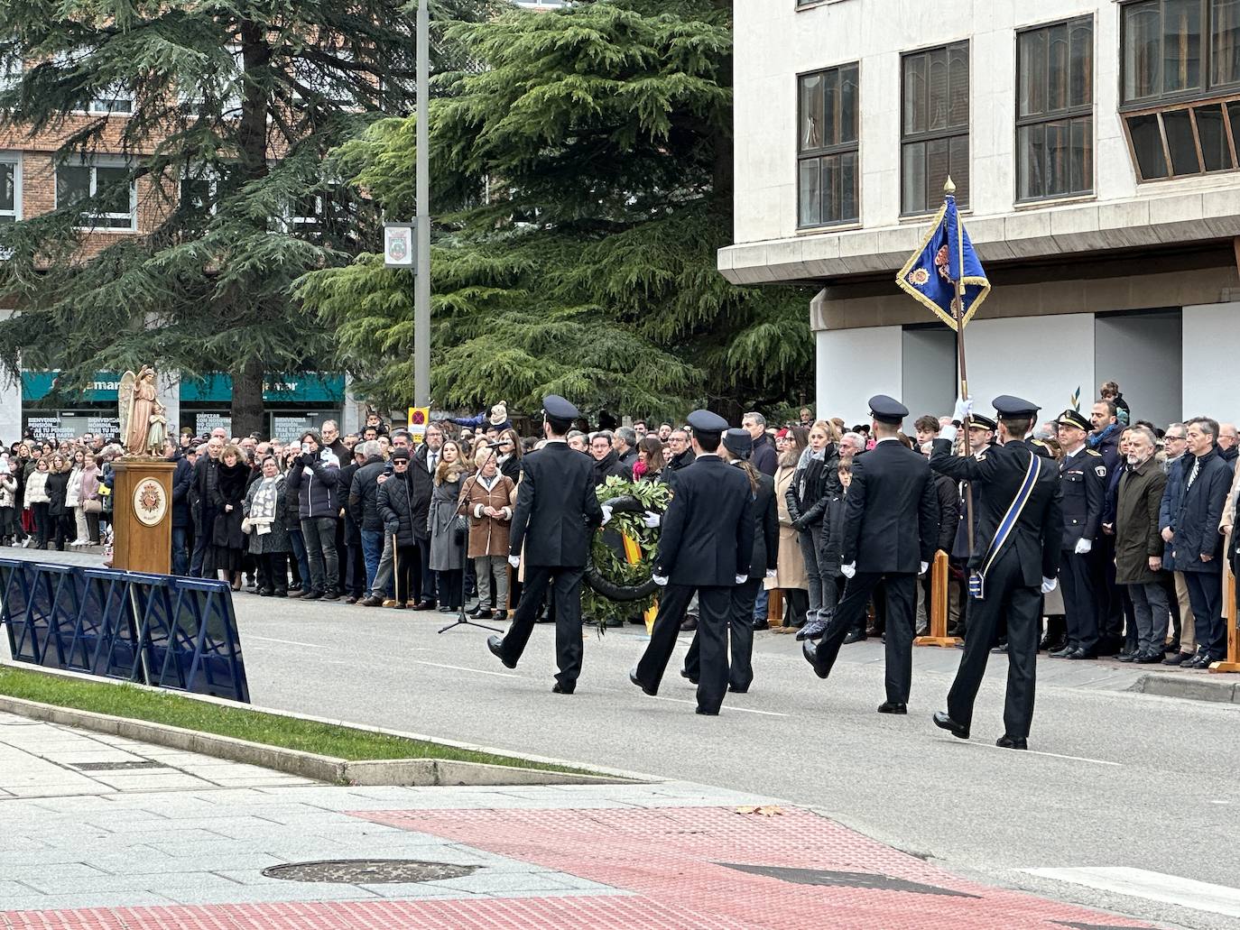 El izado de bandera en Burgos por el bicentenario de la Policía Nacional, en imágenes