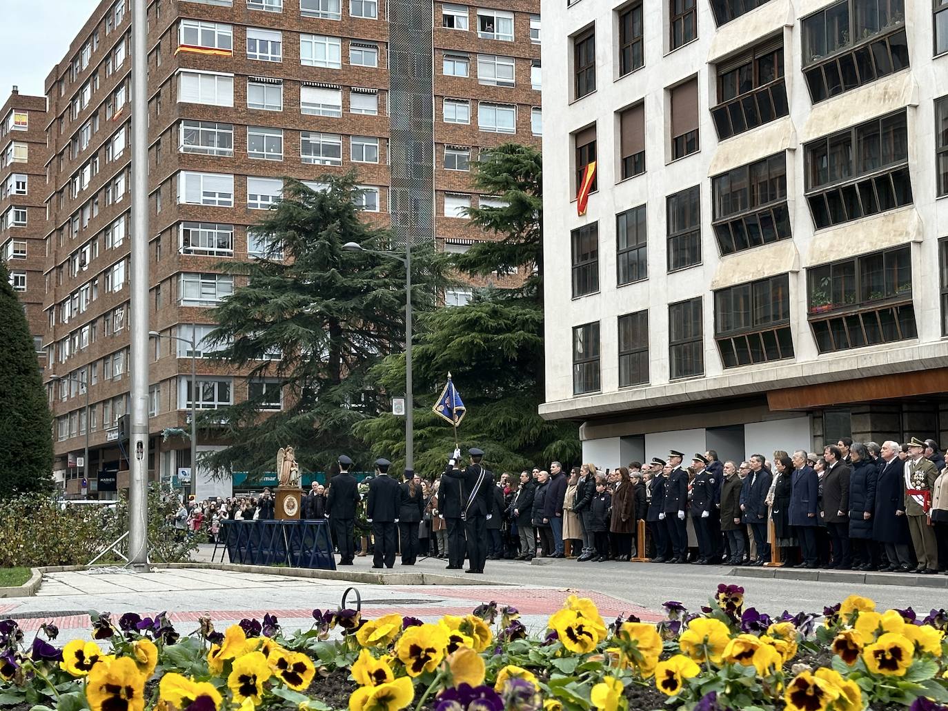 El izado de bandera en Burgos por el bicentenario de la Policía Nacional, en imágenes