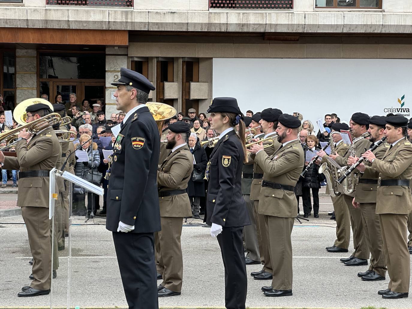 El izado de bandera en Burgos por el bicentenario de la Policía Nacional, en imágenes