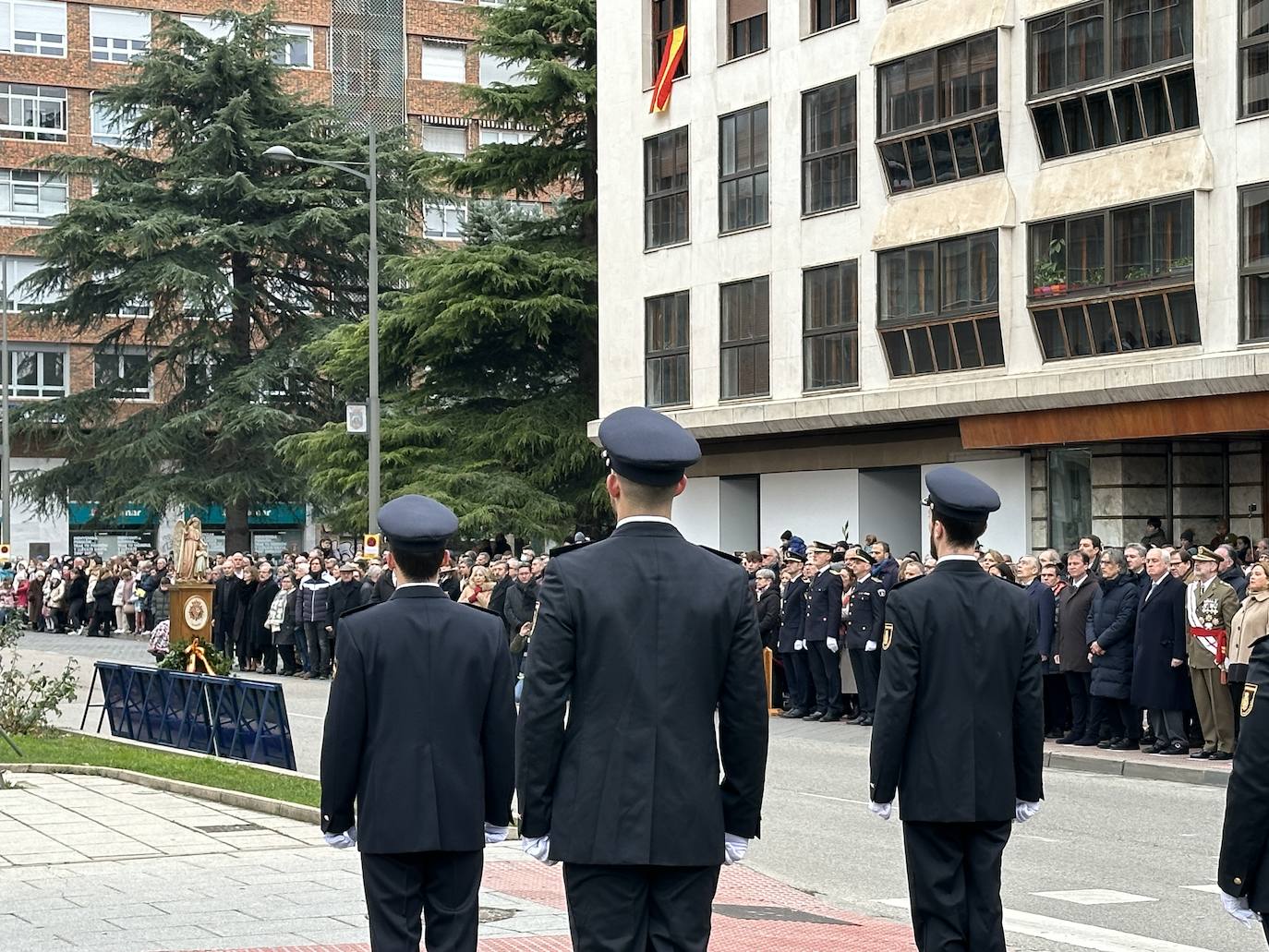 El izado de bandera en Burgos por el bicentenario de la Policía Nacional, en imágenes