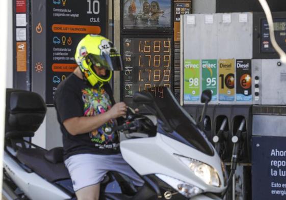 Un motorista en una gasolinera.