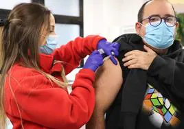 Un hombre se vacuna contra la gripe en Burgos.