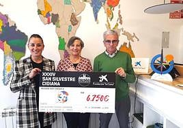 Entrega del cheque de la Fundación La Caixa a la asociación Burgos Acoge.