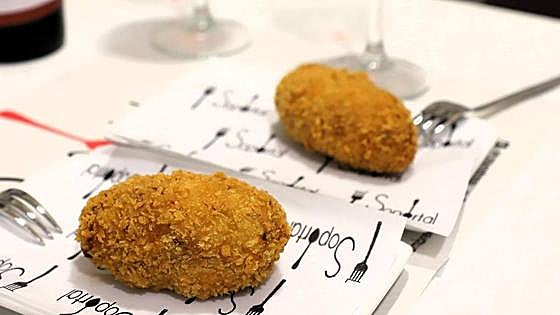 Por qué comer croquetas nos ayuda a ser más felices: la ciencia lo explica
