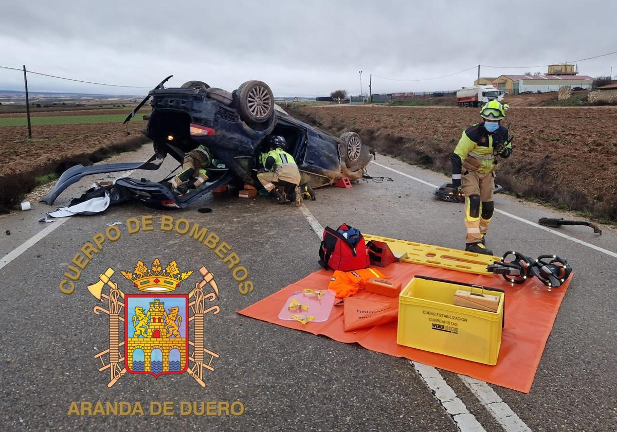 El coche ha quedado destrozado tras el vuelco.