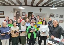 Parte del coro que cantará en Roma con el director, Héctor Díez, a la derecha de la imagen.