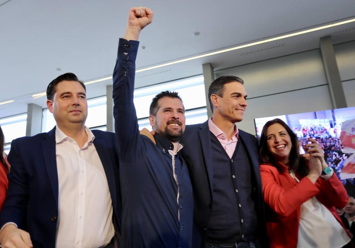 Los socialistas Daniel de la Rosa, Luis Tudanca, Pedro Sánchez y Esther Peña.