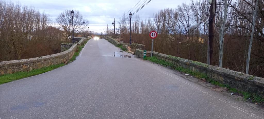 Destrozo en el Puente de Roa tras un accidente de tráfico