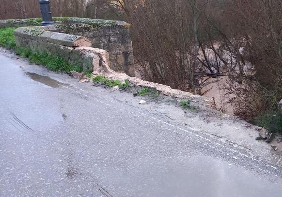 Destrozo en el Puente de Roa tras un accidente de tráfico