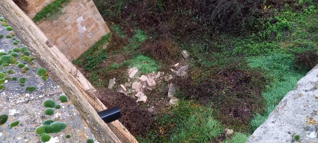 Destrozo en el Puente de Roa tras un accidente de tráfico