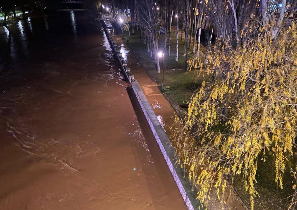 Imagen secundaria 1 - El Bañuelos y el Duero a su paso por Aranda este miércoles por la noche.