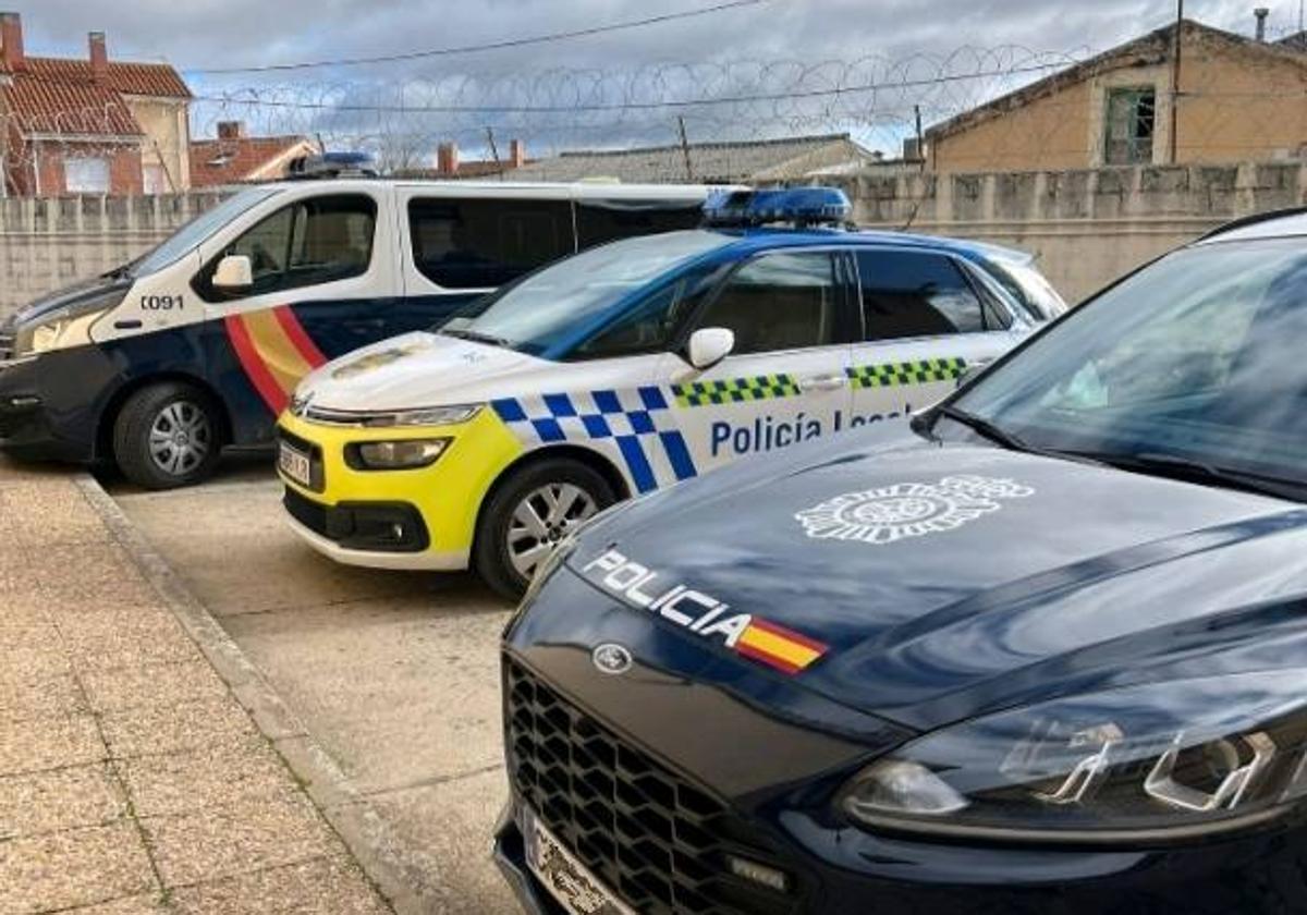 Imagen de archivo de coches de Policía Local y Nacional en Aranda