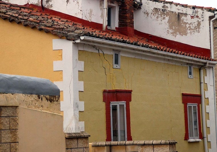 Calles y edificios agrietados en Villatoro.