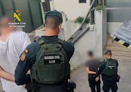 Imágenes de la detención de los dos presuntos autores, ahora investigados, por el robo de más de 40 viviendas en varias provincias de España