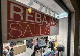 Cartelería de rebajas en un comercio de Burgos