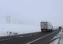 Camiones en la carretera nevada.