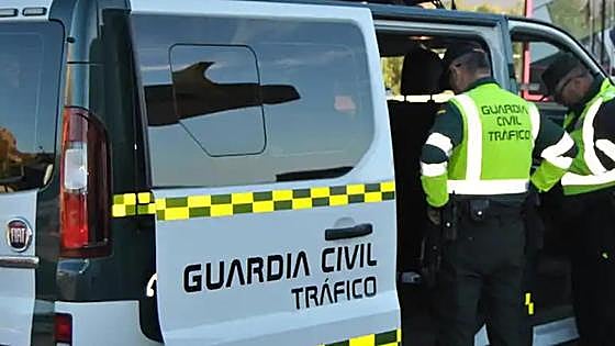 Sorprendido en Burgos conduciendo sin carné y usando el móvil