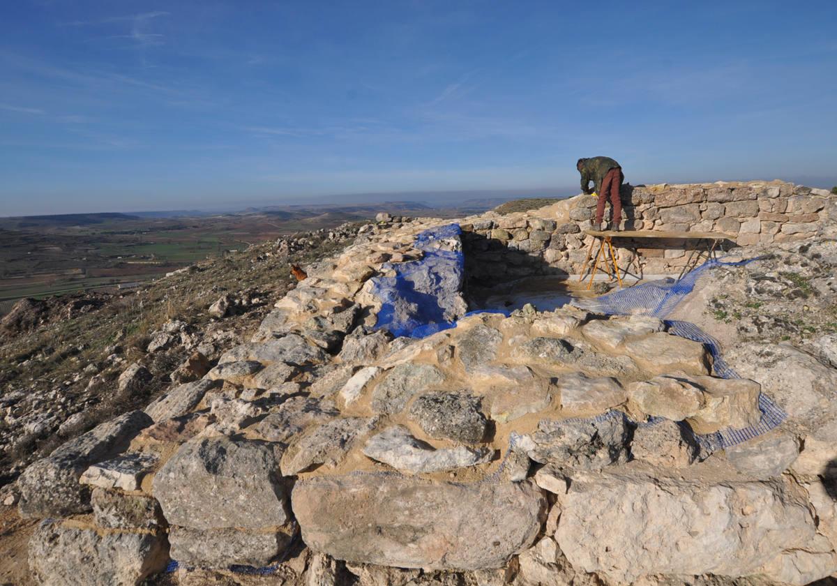 Trabajos de recuperación de la de la Torre Altomedieval del Cerro de Castrejón.