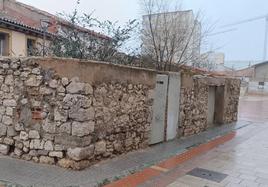 Las construcciones en ruina campan a sus anchas por el pueblo antiguo de Gamonal.