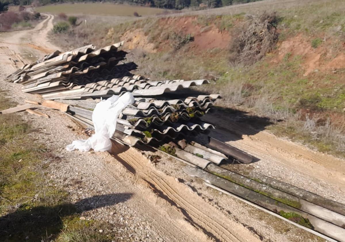 Imagen principal - Residuos abandonados en un camino de La Gallega.