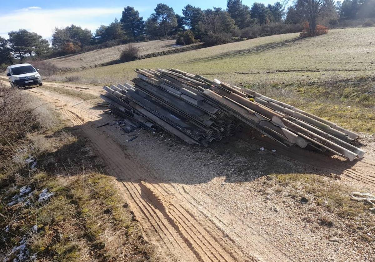 Placas de uralita con amianto abandonadas en un camino de La Gallega.