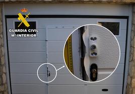Detalle de la puerta del garaje forzada en la vivienda robada.