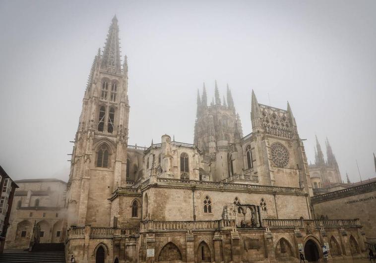 La Catedral de Burgos, emergiendo en un día de niebla.