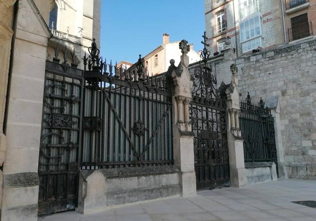 La verja de la puerta de Pellejería continúa cerrada.