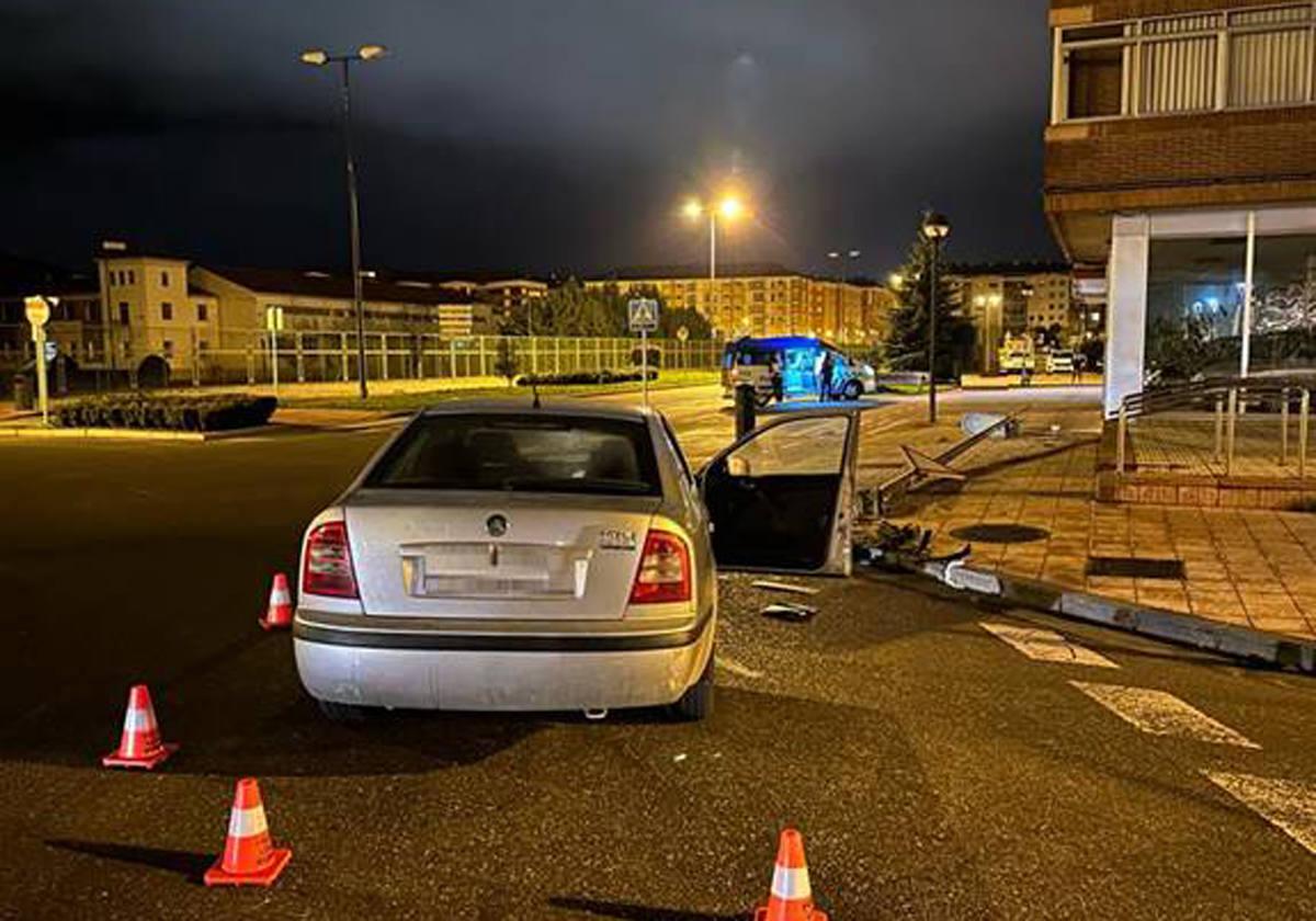 Vehículo retenido por la Policía Local tras colisionar contra una señal de tráfico.