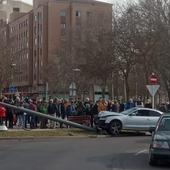 Un conductor ebrio y drogado se estrella contra una farola junto al Alcampo