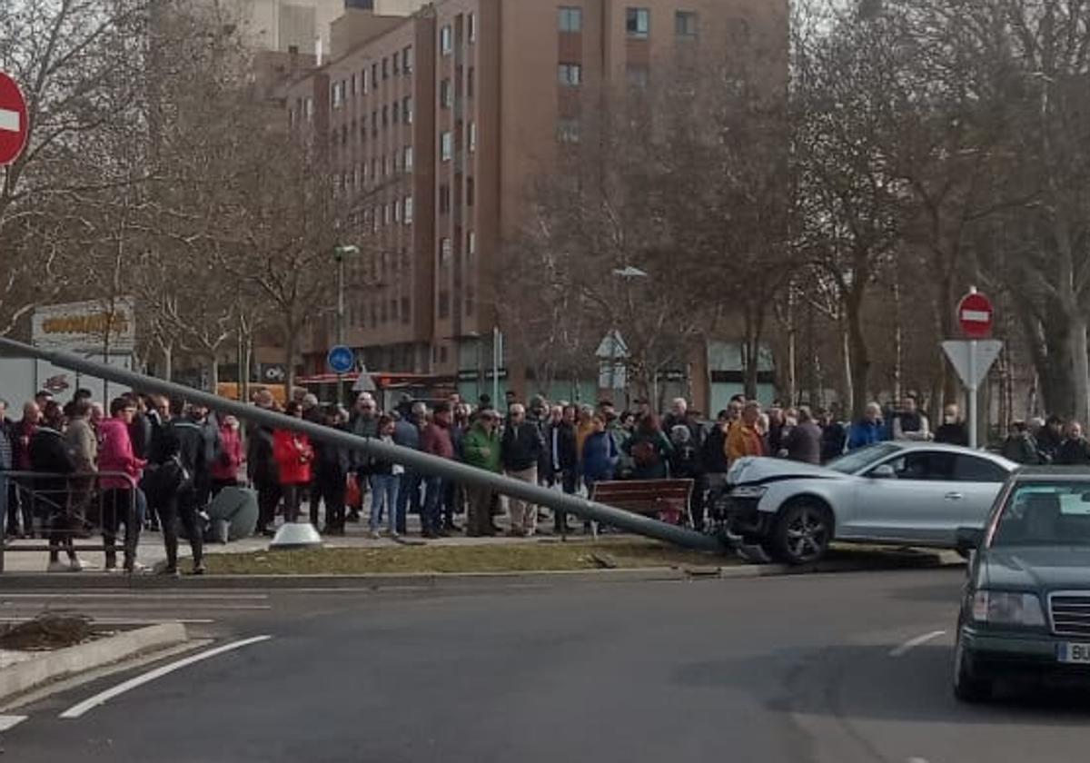 El coche se ha empotrado contra una farola.