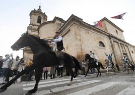 Los jinetes han cabalgado por Santo Domingo de Silos.