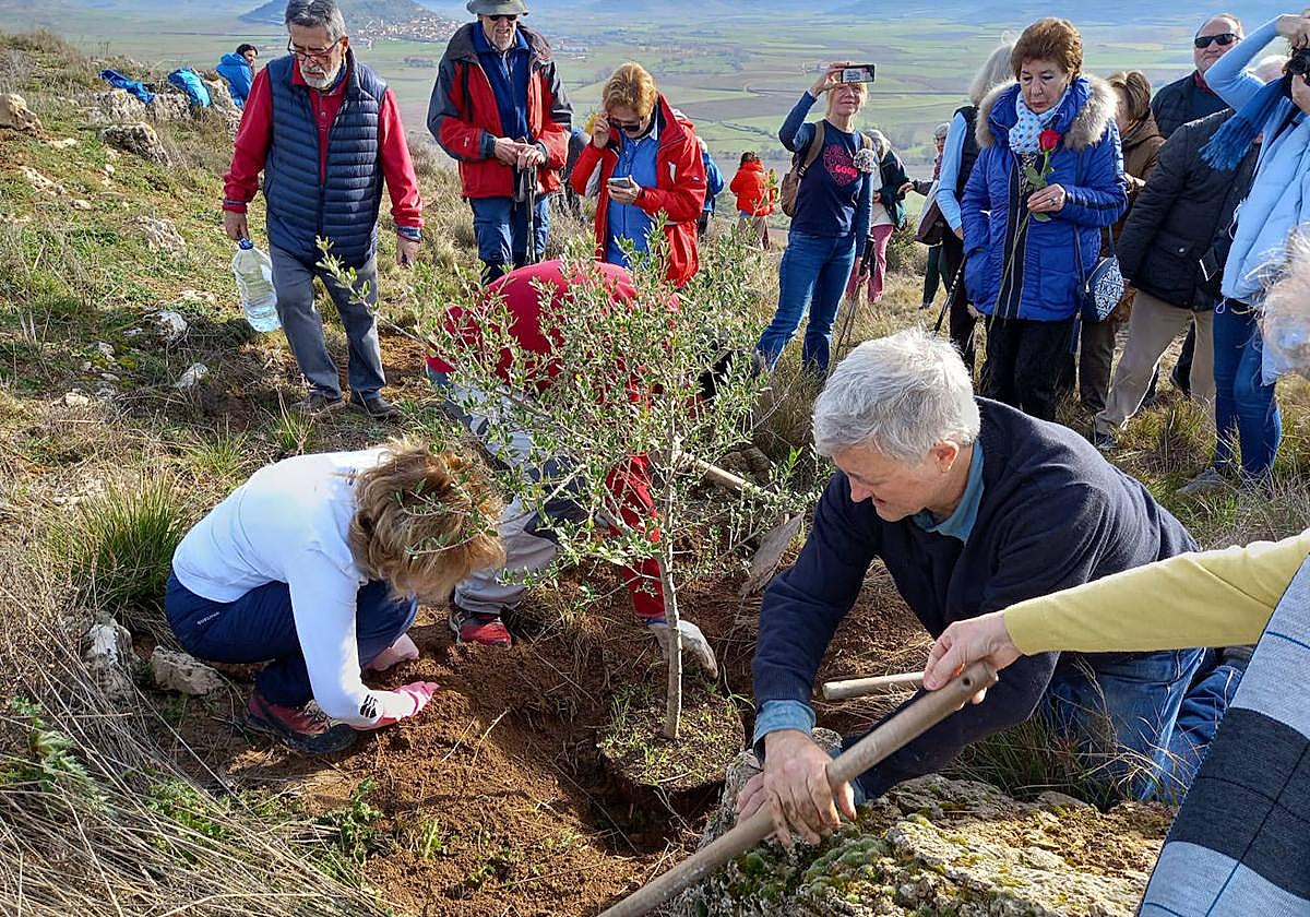 Hospitaleros Voluntarios del Camino de Santiago rinden homenaje a tres compañeros fallecidos.