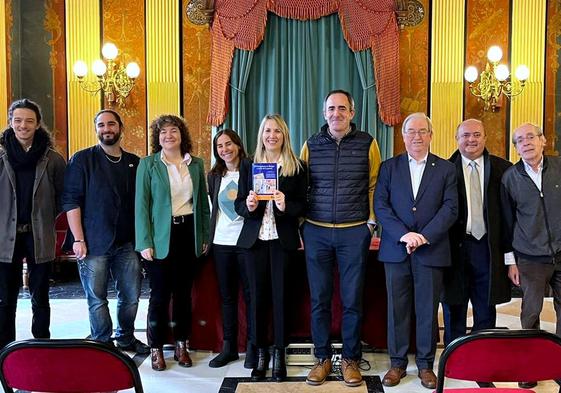 La presentación del libro tuvo lugar dáis atrás.