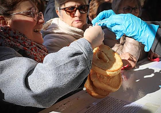 Reparto de panecillos por el día de San Lesmes.