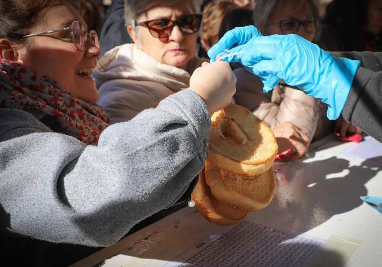 Reparto de panecillos por el día de San Lesmes.