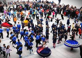 Escolares bailando la jota burgalesa en la plaza Mayor de Burgos.