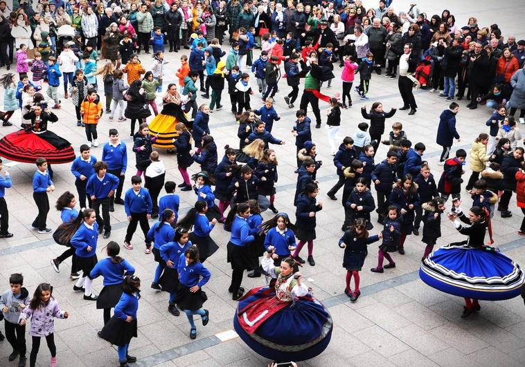 Escolares bailando la jota burgalesa en la plaza Mayor de Burgos.