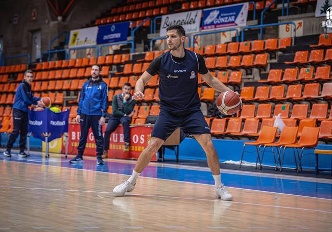 El base croata en su primer entrenamiento.