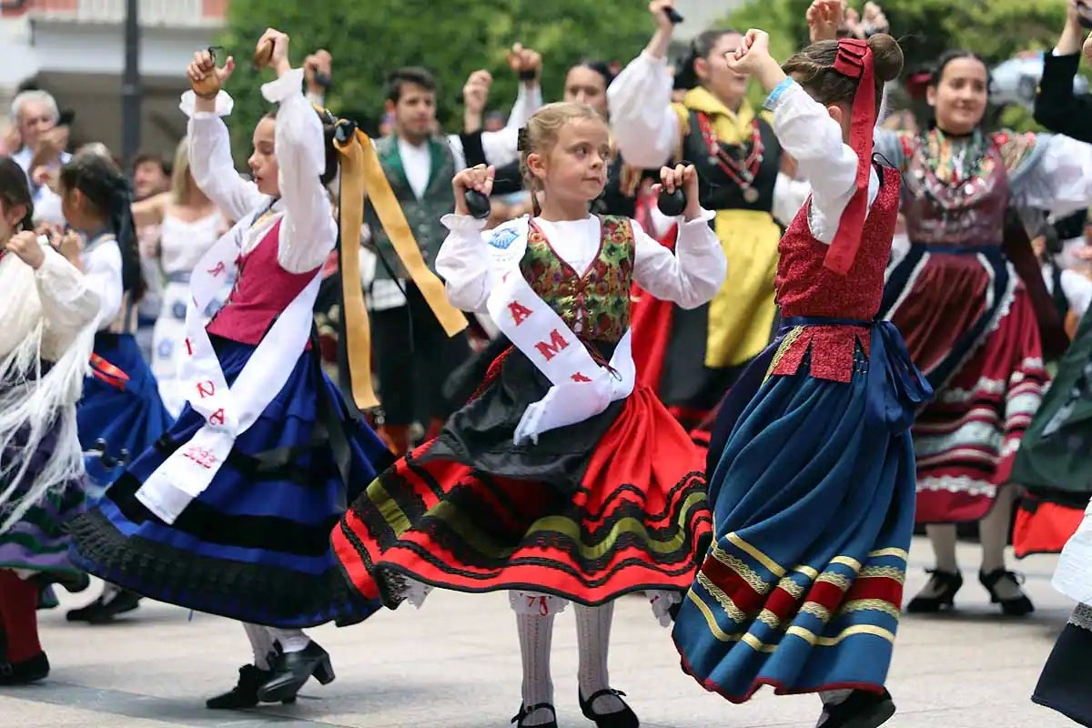 Imagen de archivo de un grupo de danzas bailando una jota en unas fiestas.