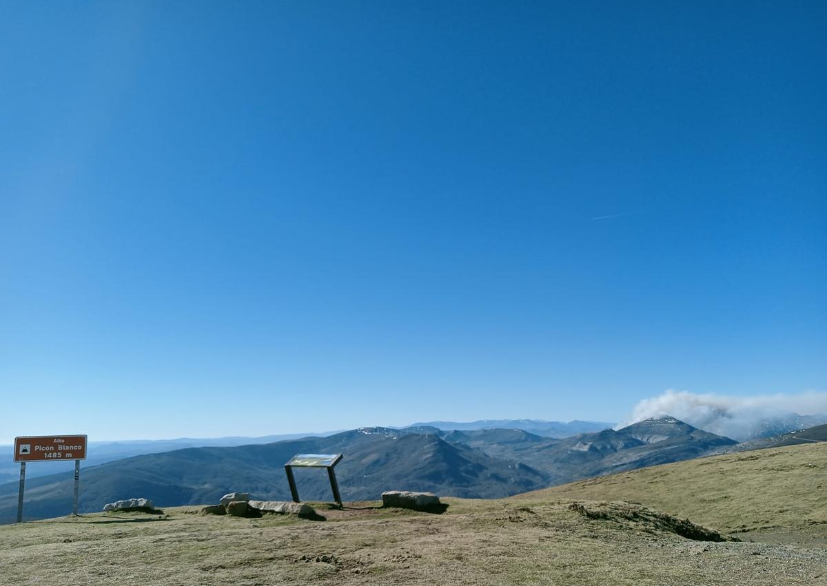 Imagen secundaria 1 - Aunque pueden parecer nubes, se trata del humo que sigue desprendiendo el incendio y que se aprecia desde el Picón Blanco. 