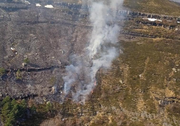 Vista área del fuego en el norte de Burgos, cerca de la frontera con Cantabria.