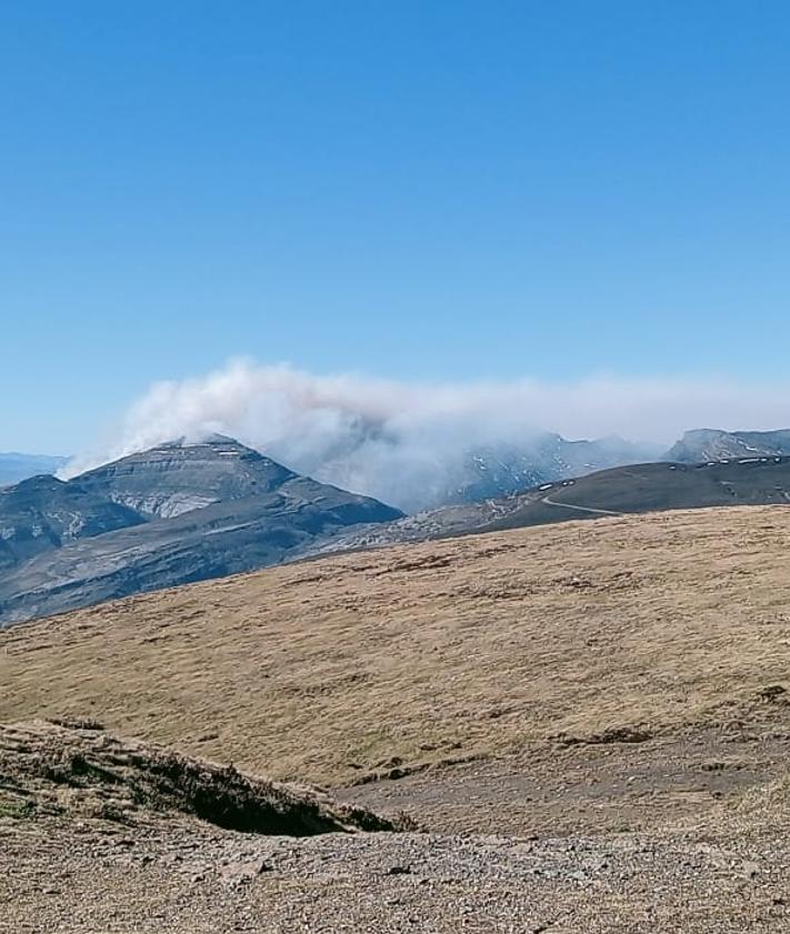 Imagen secundaria 2 - Aunque pueden parecer nubes, se trata del humo que sigue desprendiendo el incendio y que se aprecia desde el Picón Blanco. 